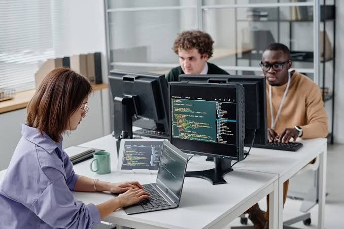 Desenvolvedor de Software: o que faz, salário, mercado de trabalho e como ingressar na profissão
